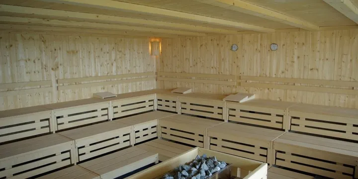 Sauna vs Cold Plunge: Which One Is Better for You?